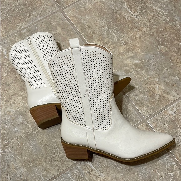 Women's White Western Short Boots - Picture 1 of 9
